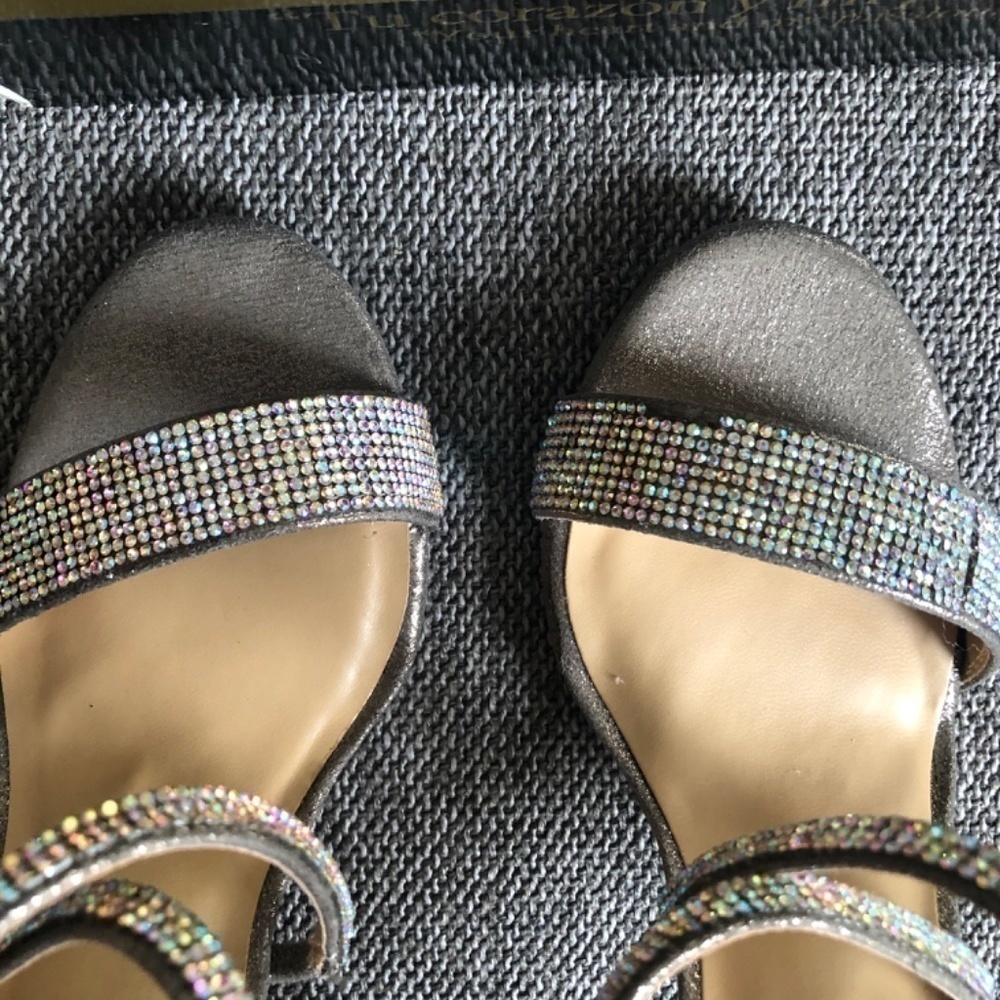Thalia Sodi Womenโs Dress Sandals Shoes Sparkling Golden Wedding Party Heels 6.5 - Picture 9 of 17